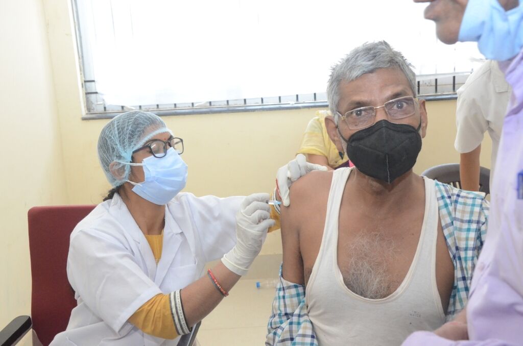 अंतरराष्ट्रीय योग दिवस : टीकाकरण महाअभियान का रथ घूमेगा