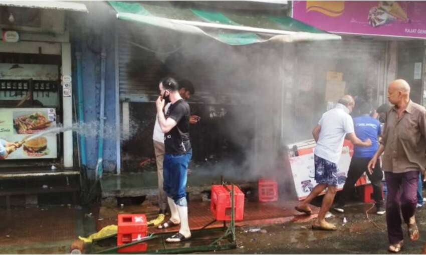 इंदरगंज चौराहे पर दुकान में लगी आग, 5 लाख से अधिक का नुकसान इंदरगंज चौराहे पर दुकान में लगी आग, 5 लाख से अधिक का नुकसान