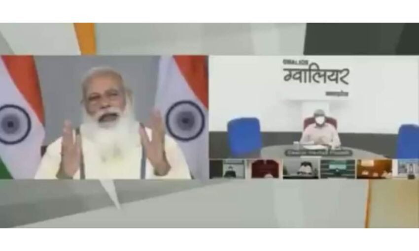 प्रधानमंत्री मोदी ने अधिकारीयों से की चर्चा, कहा - जब आपका जिला जीतता है, तो देश जीतता है