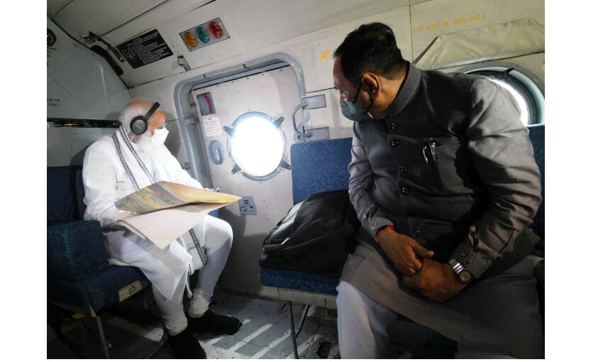 प्रधानमंत्री मोदी ने गुजरात में तूफान प्रभावित क्षेत्रों का किया हवाई निरिक्षण