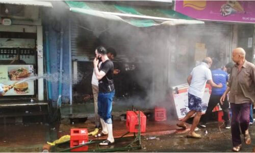 इंदरगंज चौराहे पर दुकान में लगी आग, 5 लाख से अधिक का नुकसान