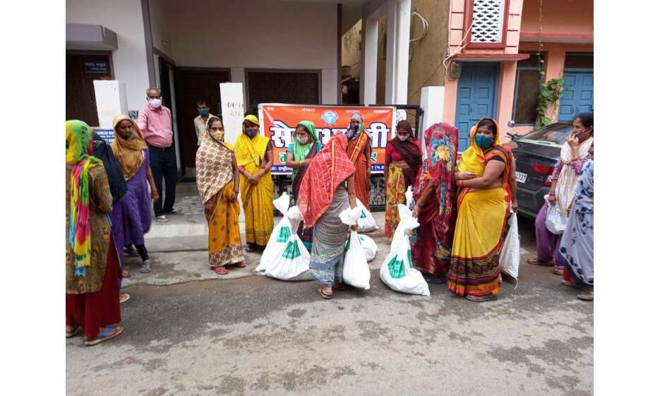 सेवा भारती के कार्यकर्ताओं ने होम्योपैथी दवाओं का वितरण किया