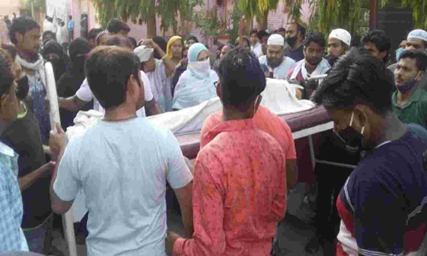 उन्नाव: कस्बा चौकी के सिपाही की पिटाई से सब्जी विक्रेता की मौत, आक्रोशित नागरिकों ने लगाया जाम उन्नाव: कस्बा चौकी के सिपाही की पिटाई से सब्जी विक्रेता की मौत, आक्रोशित नागरिकों ने लगाया जाम