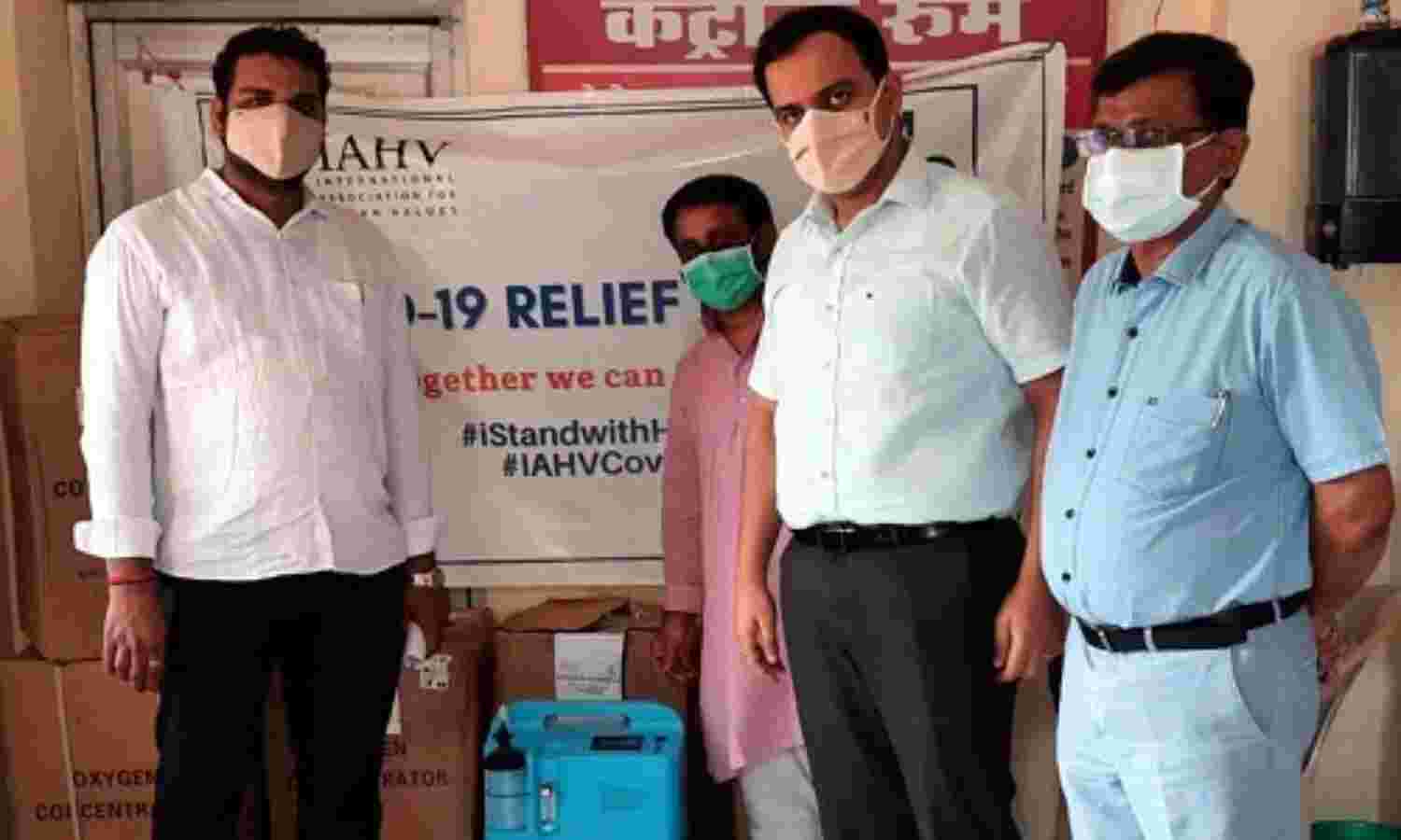 आर्ट आफ लिविंग व आईएएचवी परिवार ने जिला प्रशासन को सौंपा 5 आक्सीजन कंसंट्रेटर आर्ट आफ लिविंग व आईएएचवी परिवार ने जिला प्रशासन को सौंपा 5 आक्सीजन कंसंट्रेटर