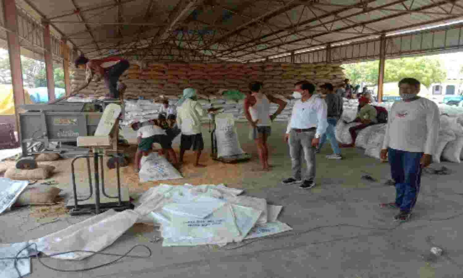 बाराबंकी: किसानों और केन्द्र प्रभारियों से गेहूं को पानी से बचाने की अपील