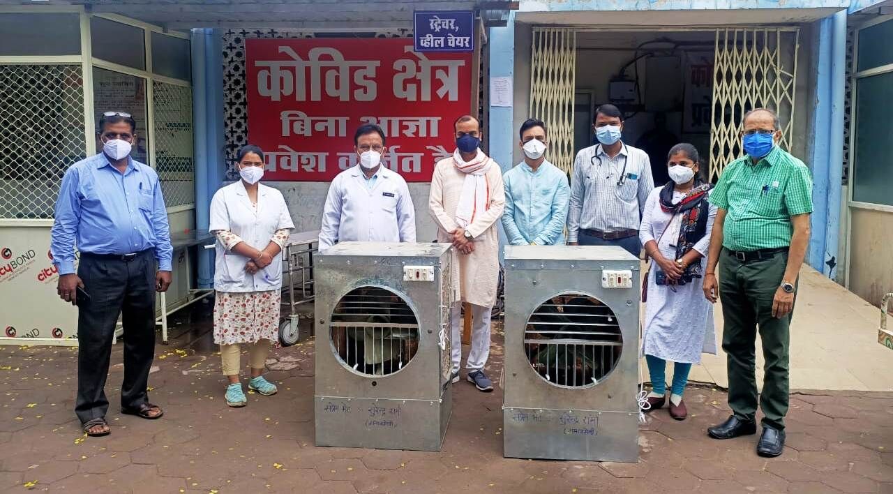 समाजसेवी सुुरेन्द्र शर्मा ने जिला अस्पताल में दो कूलर भेंट किए