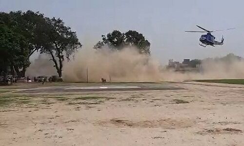 मुख्यमंत्री की सुरक्षा में बड़ी चूक, हेलीकाप्टर लैंडिग के दौरान हेलीपैड पर दौड़ी गाय मुख्यमंत्री की सुरक्षा में बड़ी चूक, हेलीकाप्टर लैंडिग के दौरान हेलीपैड पर दौड़ी गाय