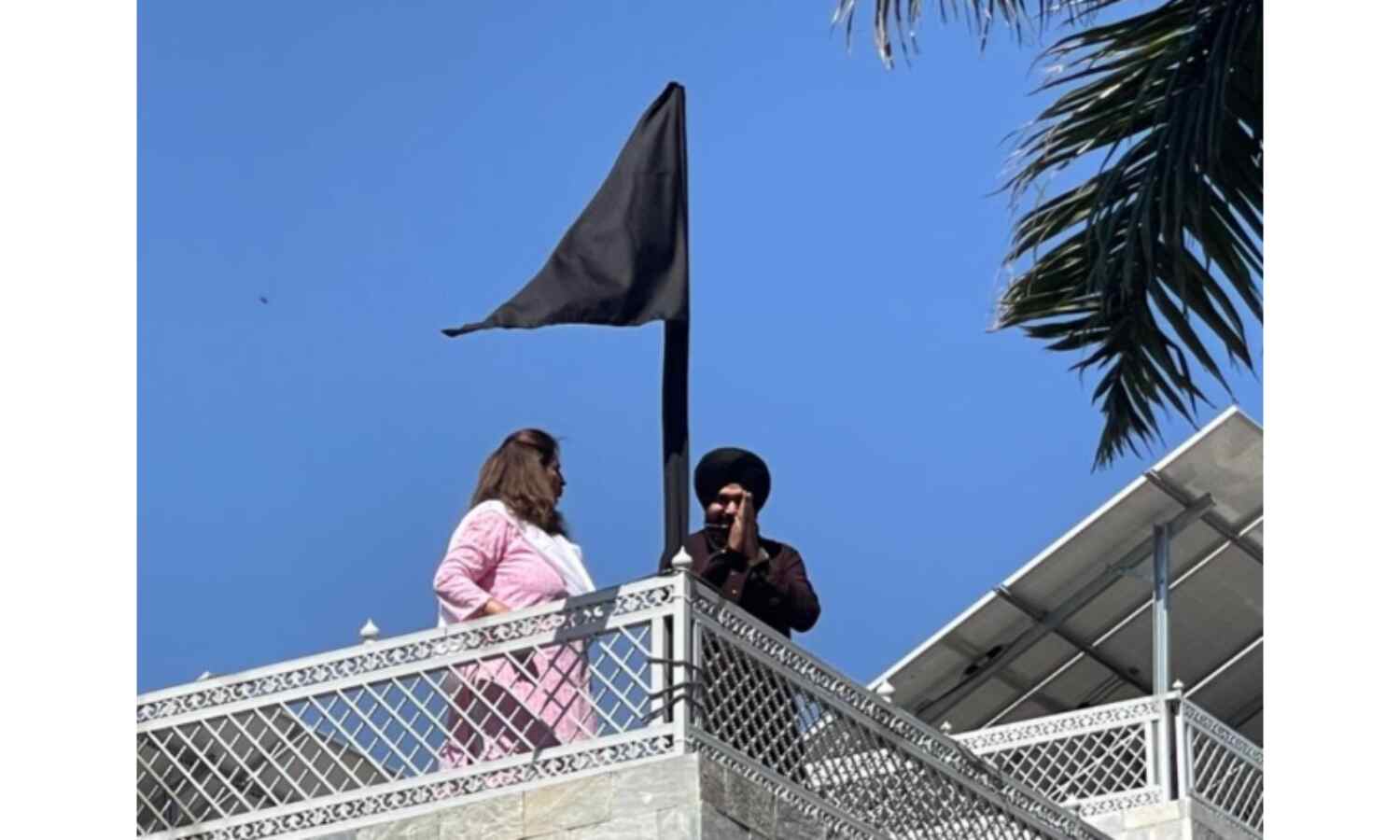 नवजोत सिद्धू ने किसान आंदोलन के समर्थन में घर पर कला झंडा लगाया