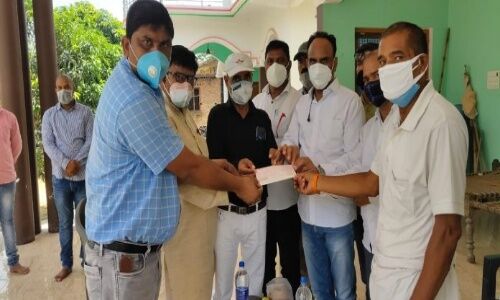 जौनपुर : मृतक शिक्षिका के घर पहुंचे बीएसए, दिया बकाये वेतन का चेक