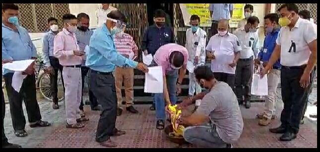 शाहजहांपुर: आक्रोशित स्वास्थ्य कर्मियों ने शासनादेश की जलाई प्रतियां शाहजहांपुर: आक्रोशित स्वास्थ्य कर्मियों ने शासनादेश की जलाई प्रतियां