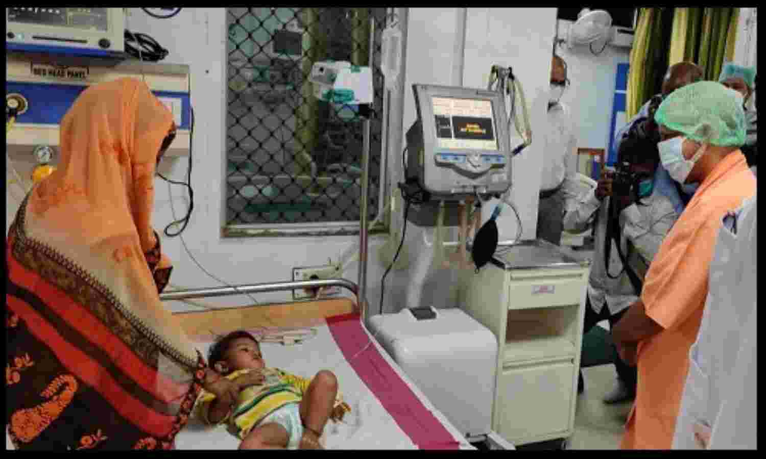 गोरखपुर: बच्चों के बीच अभिभावक बनकर सीएम योगी ने पूछा-कैसी है तबियत, कोई दिक्कत तो नहीं? गोरखपुर: बच्चों के बीच अभिभावक बनकर सीएम योगी ने पूछा-कैसी है तबियत, कोई दिक्कत तो नहीं?