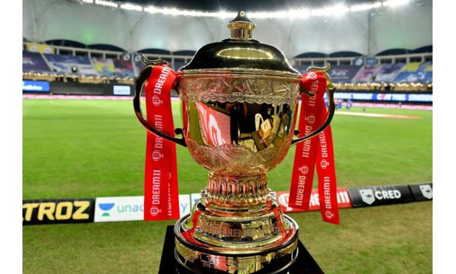 IPL के शेष मैचों के लिए मुंबई इंडियंस और चेन्नई सुपरकिंग्स की टीम दुबई रवाना