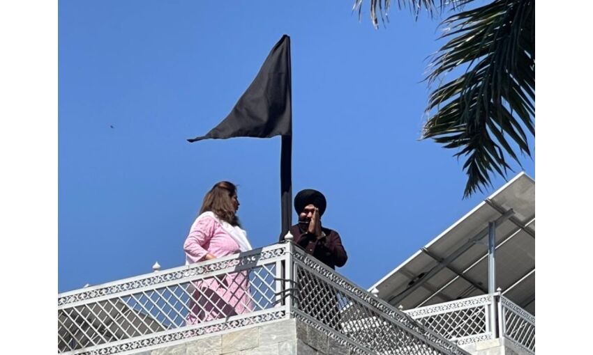 नवजोत सिद्धू ने किसान आंदोलन के समर्थन में घर पर कला झंडा लगाया