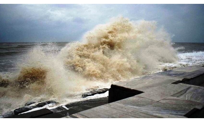 समुद्र तट से टकराकर आगे बढ़ा चक्रवात यास, समुद्र का पानी रहवासी क्षेत्र में घुसा