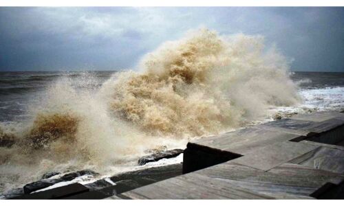 समुद्र तट से टकराकर आगे बढ़ा चक्रवात यास, समुद्र का पानी रहवासी क्षेत्र में घुसा