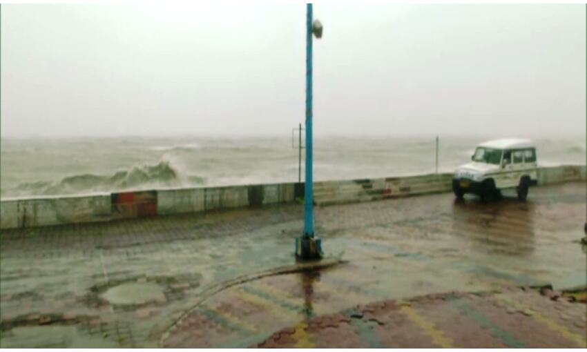 गंगासागर में कपिल मुनि मंदिर के घुसा समुद्र का पानी, 20 हजार घर क्षतिग्रस्त