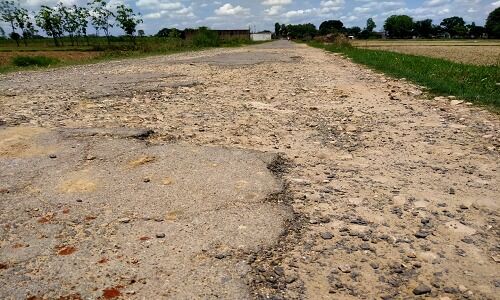 बलरामपुर: जर्जर सड़क पर चलने को मजबूर हैं राहगीर, विभाग के साथ-साथ जनप्रतिनिधियों ने भी मूंदी आंखे