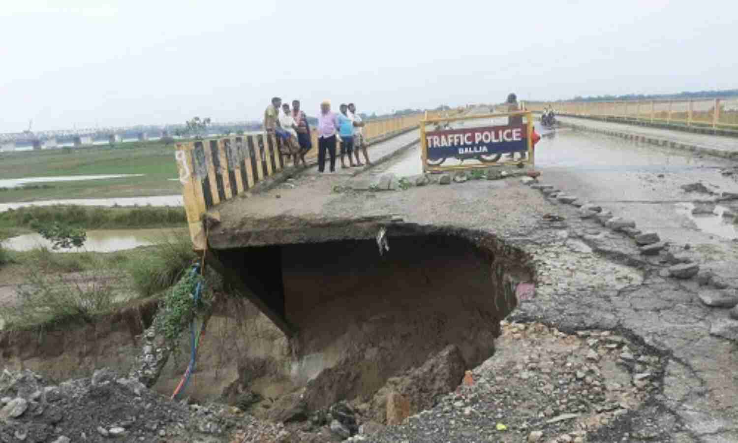 बलिया: जयप्रभा सेतु का एप्रोच मार्ग बहा, आवागमन बंद बलिया: जयप्रभा सेतु का एप्रोच मार्ग बहा, आवागमन बंद