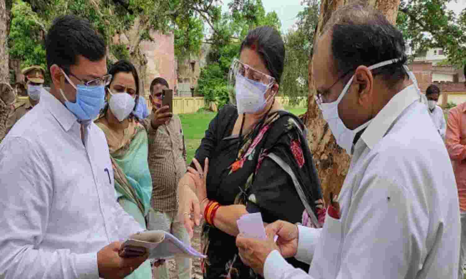 अचानक अमेठी पहुंचीं केंद्रीय मंत्री स्मृति ईरानी, कोविड हॉस्पिटल के लिए निर्माणाधीन ऑक्सीजन प्लांट का किया निरीक्षण