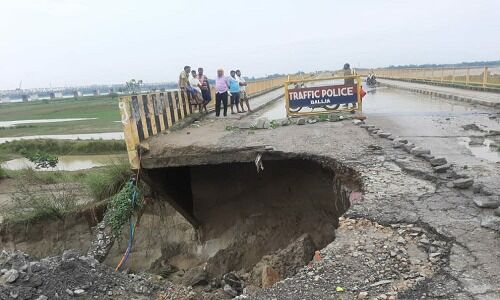 बलिया: जयप्रभा सेतु का एप्रोच मार्ग बहा, आवागमन बंद