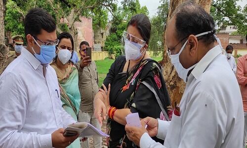 अचानक अमेठी पहुंचीं केंद्रीय मंत्री स्मृति ईरानी, कोविड हॉस्पिटल के लिए निर्माणाधीन ऑक्सीजन प्लांट का किया निरीक्षण