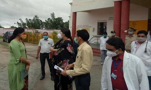 डीह सीएचसी का केंद्रीय मंत्री स्मृति ईरानी ने किया निरीक्षण