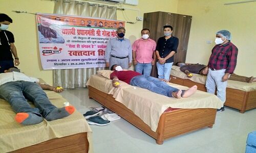 बलरामपुर: केंद्र में मोदी सरकार के 7 वर्ष पूर्ण होने पर भाजपा कार्यालय पर आयोजित हुआ रक्तदान शिविर