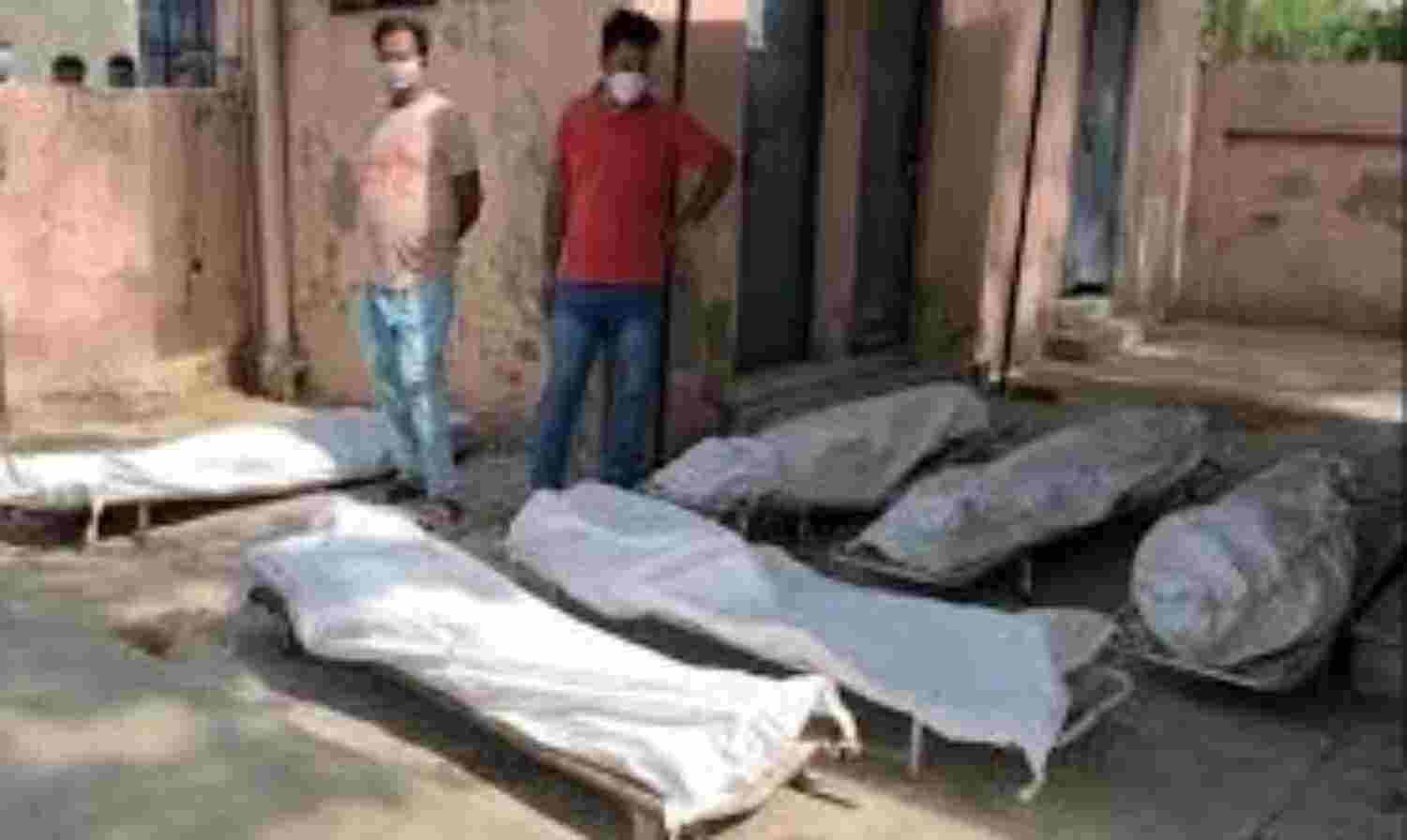 अलीगढ शराब कांड: जहरीली शराब से अब तक 66 लोगों की हो चुकी मौत, डीएम बोले-सिर्फ 25 ने गंवाई जान, सांसद बोले- डीएम जिम्मेदार अलीगढ शराब कांड: जहरीली शराब से अब तक 66 लोगों की हो चुकी मौत, डीएम बोले-सिर्फ 25 ने गंवाई जान, सांसद बोले- डीएम जिम्मेदार