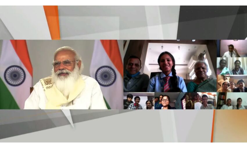 केंद्रीय शिक्षा मंत्री कर रहे थे छात्रों और पेरेंट्स संग बैठक, अचानक प्रधानमंत्री ने मारी एंट्री