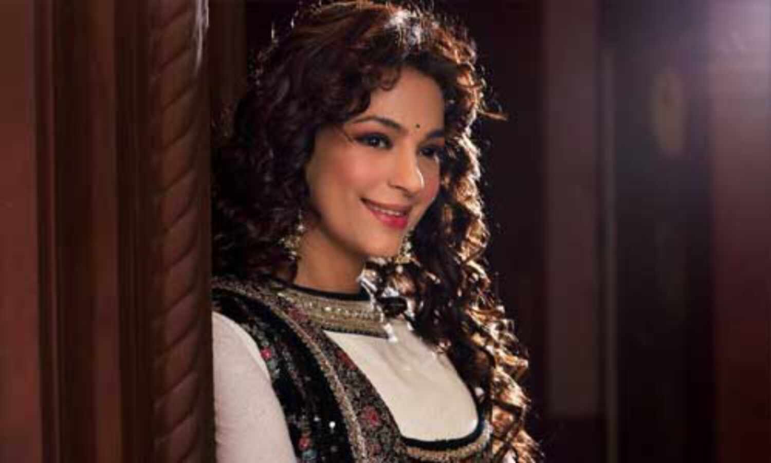 जूही चावला को लगा झटका, कोर्ट ने लगाया 20 लाख का जुर्माना