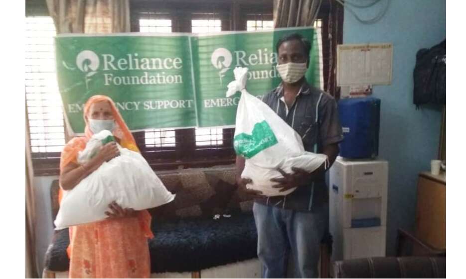 रिलायंस फाउंडेशन के सहयोग से 1300 परिवारों को राशन वितरण