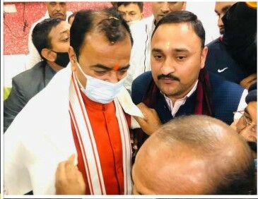 हिस्ट्रीशीटर संदीप ठाकुर से आखिर इस पार्टी को मोहब्बत क्यों ? आपराधिक रिकॉर्ड के बावजूद पार्टी में दबदबा हिस्ट्रीशीटर संदीप ठाकुर से आखिर इस पार्टी को मोहब्बत क्यों ? आपराधिक रिकॉर्ड के बावजूद पार्टी में दबदबा