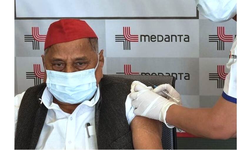 मुलायम सिंह यादव ने लगवाया कोरोना टीका, बेटे अखिलेश ने बताया था भाजपा की वैक्सीन