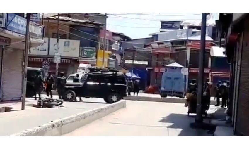 सोपोर में सुरक्षाबलों पर आतंकी हमला, 2 पुलिसकर्मी सहित 2 नागरिकों की मौत