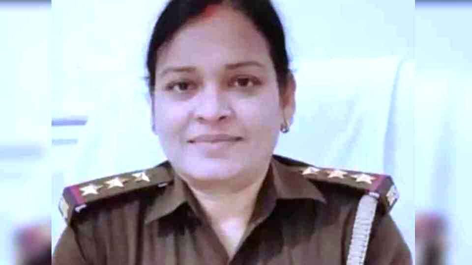 थाने में आराम फरमाती मिलीं विधायक की थानेदार पत्नी थाने में आराम फरमाती मिलीं विधायक की थानेदार पत्नी