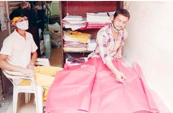 कफन का कपड़ा नहीं कलेजा कट जाता है जब कोई कोरोना से मरता है कफन का कपड़ा नहीं कलेजा कट जाता है जब कोई कोरोना से मरता है