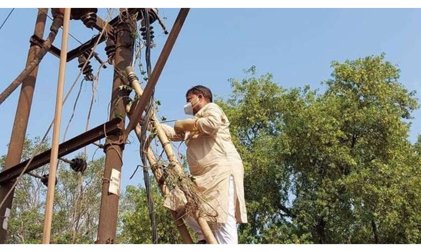 ऊर्जा मंत्री तोमर ने सीढ़ी मंगाई, खंबे पर चढ़ गए और की सफाई ऊर्जा मंत्री तोमर ने सीढ़ी मंगाई, खंबे पर चढ़ गए और की सफाई