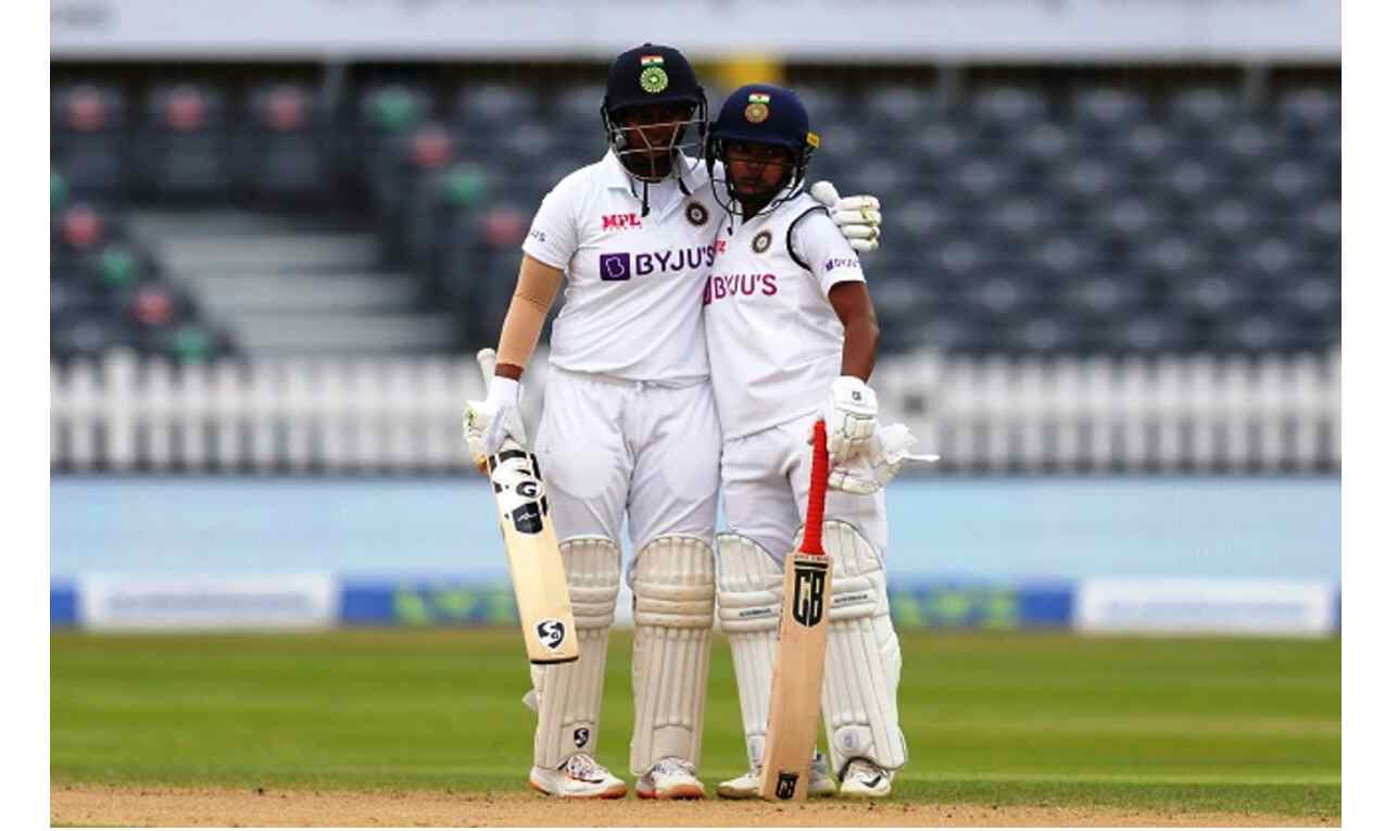 भारतीय और इंग्लैंड महिला टीम के बीच खेला गया मैच ड्रॉ, स्नेह राणा का शानदार प्रदर्शन भारतीय और इंग्लैंड महिला टीम के बीच खेला गया मैच ड्रॉ, स्नेह राणा का शानदार प्रदर्शन