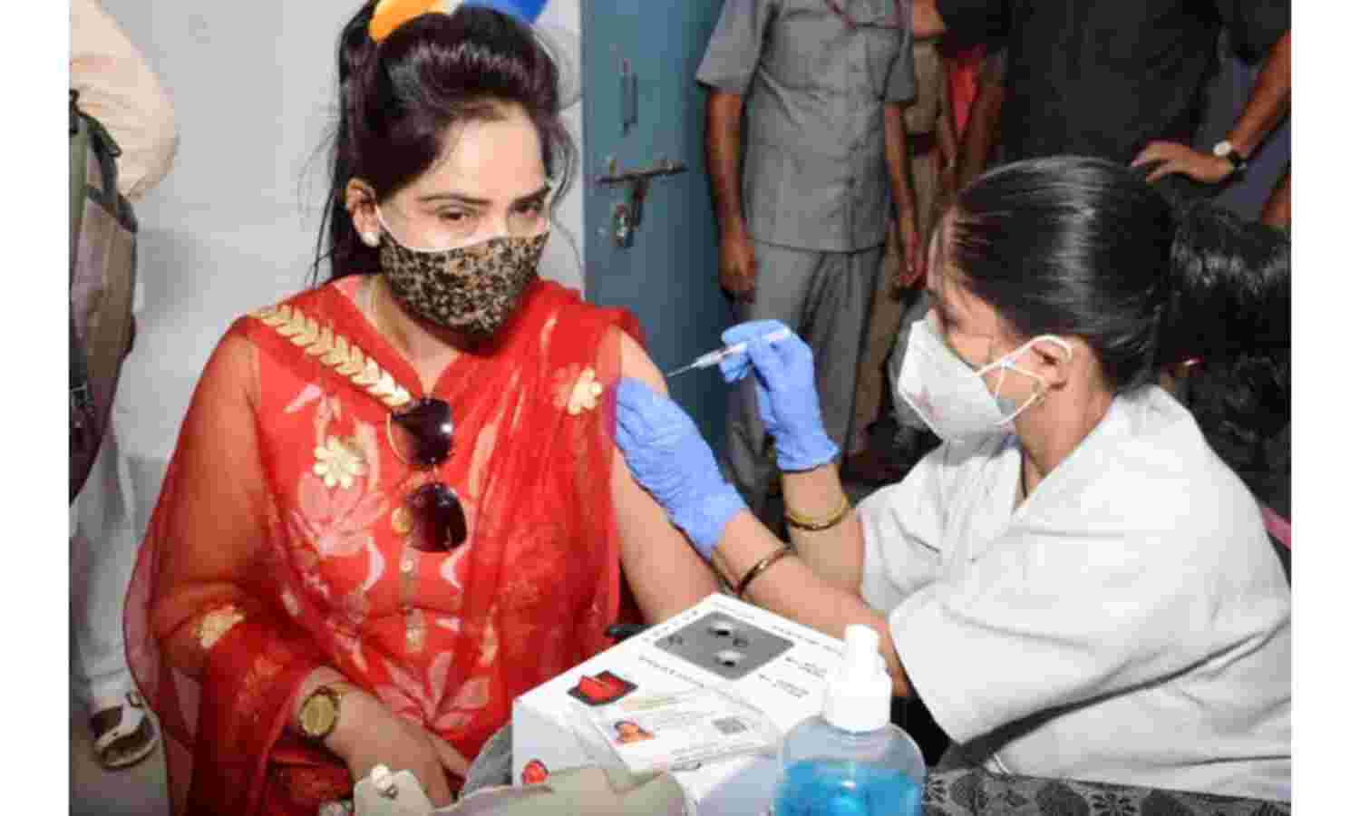 ग्वालियर में दिखा गजब उत्साह, 5 बजे तक 79, 124 लोगों ने लगवाये टीके ग्वालियर में दिखा गजब उत्साह, 5 बजे तक 79, 124 लोगों ने लगवाये टीके