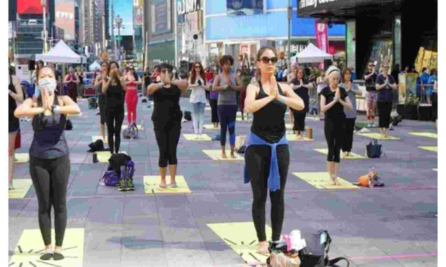 अमेरिका में मना योगा डे, टाइम्स स्कवायर पर 3 हजार लोगों ने किया योग