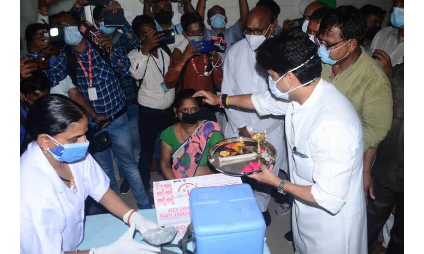 सिंधिया ने महिला का टीका कर टीकाकरण अभियान की शुरुआत की सिंधिया ने महिला का टीका कर टीकाकरण अभियान की शुरुआत की