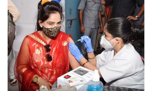 ग्वालियर में दिखा गजब उत्साह, 5 बजे तक 79, 124 लोगों ने लगवाये टीके ग्वालियर में दिखा गजब उत्साह, 5 बजे तक 79, 124 लोगों ने लगवाये टीके