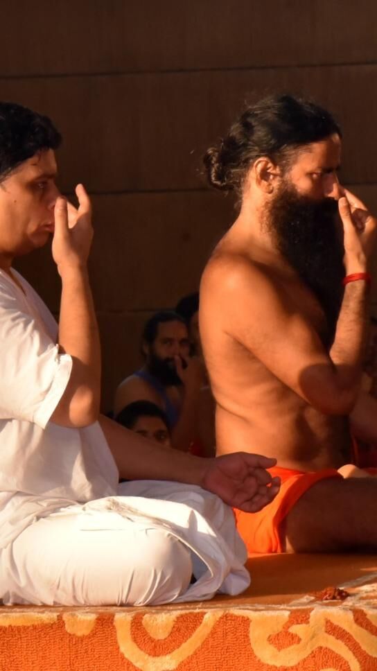 बाबा रामदेव ने साधकों के साथ किया योगाभ्यास