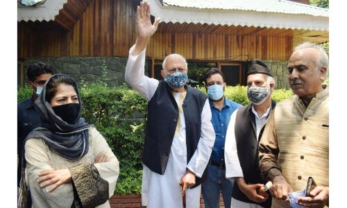 गुपकार गठबंधन ने प्रधानमंत्री का बुलावा स्वीकारा, महबूबा का छलका पाकिस्तान प्रेम