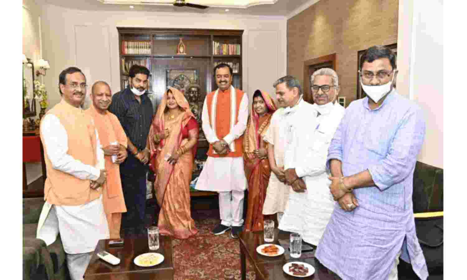 मुख्यमंत्री योगी पहली बार पहुंचे डिप्टी सीएम मौर्य के घर, राजनीतिक गलियारों में बढ़ी हलचल