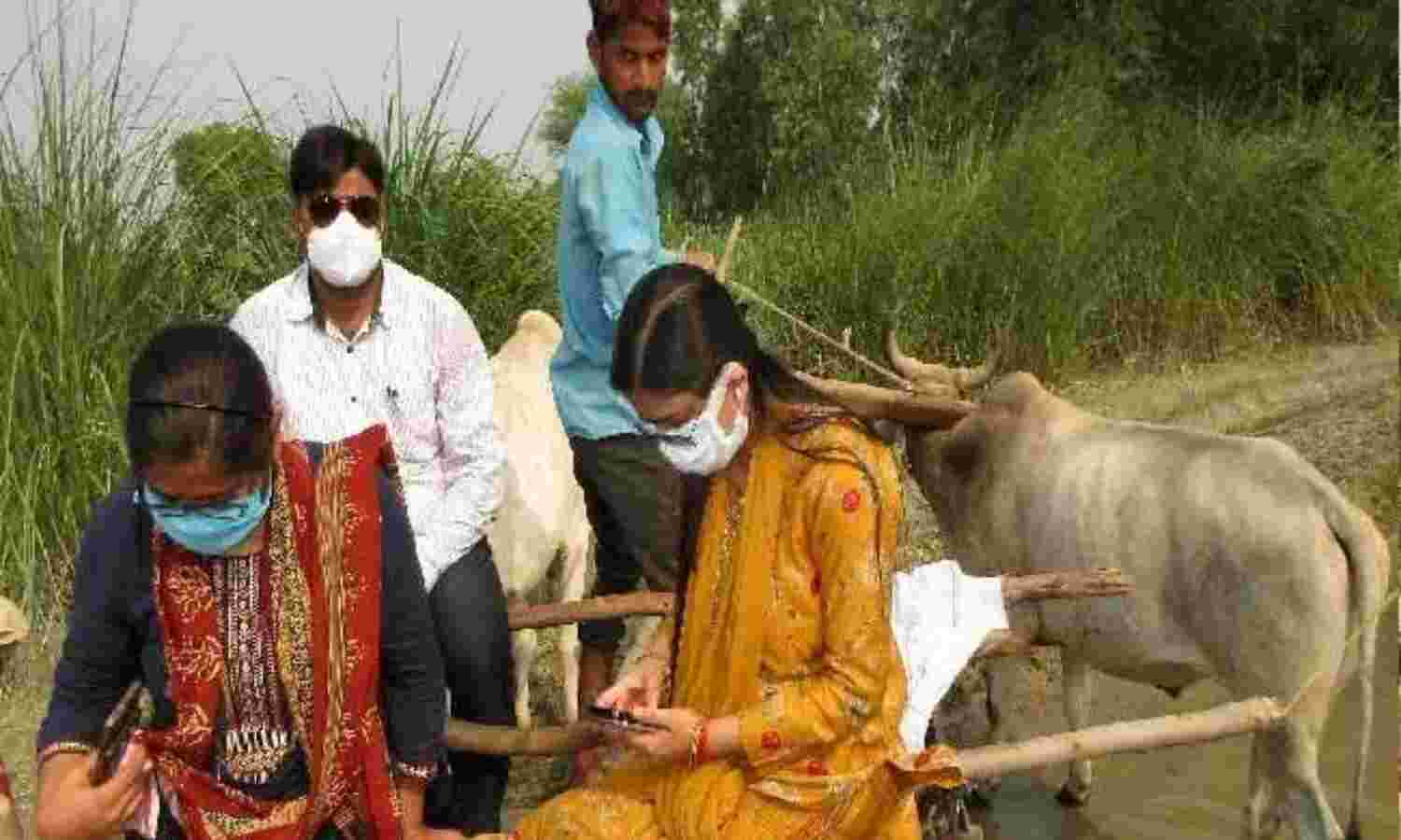 बदायूं की कलेक्टर बैलगाड़ी से पहुंच गईं गांव, ये है पूरा मामला