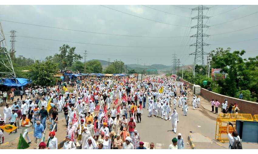 पंजाब - हरियाणा में किसानों का प्रदर्शन, बैरिकेड तोड़े, चंडीगढ़ में जबरन घुसे