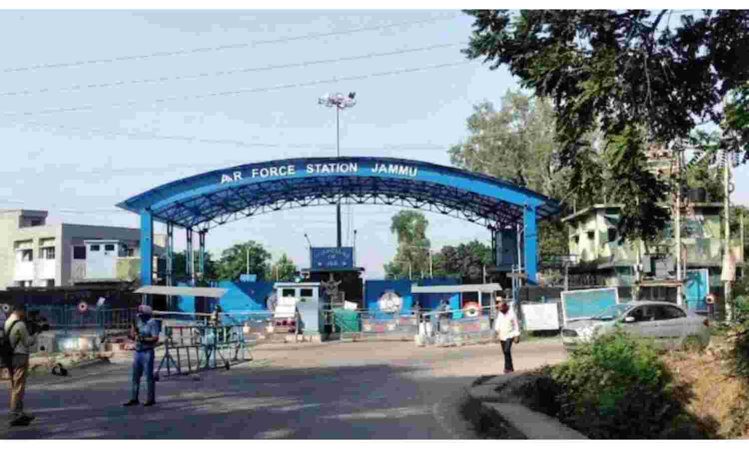 जम्मू एयरफोर्स स्टेशन 5 मिनट में दो धमाके, ड्रोन के उपयोग का शक