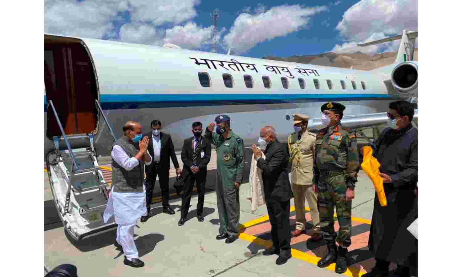 रक्षामंत्री राजनाथ सिंह 3 दिवसीय दौरे पर लेह पहुंचे, सैनिकों से की मुलाकात