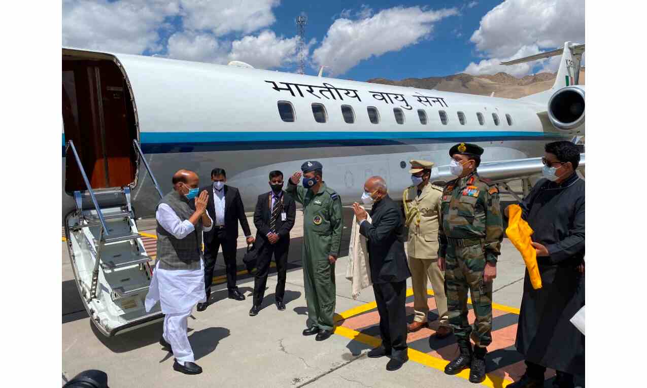रक्षामंत्री राजनाथ सिंह 3 दिवसीय दौरे पर लेह पहुंचे, सैनिकों से की मुलाकात
